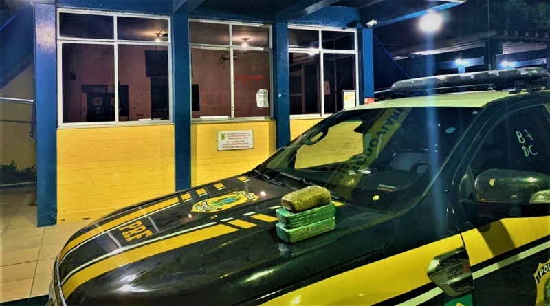 PRF na Bahia apreende pasta base de cocaína escondida dentro de mochila de passageiro