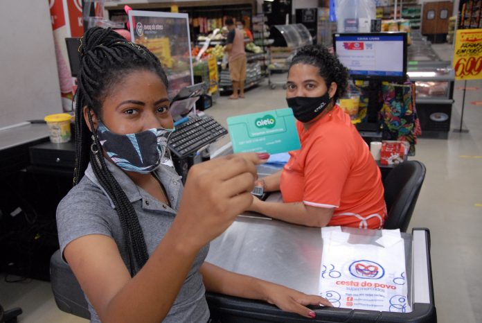 Estudantes da rede estadual recebem a quarta parcela do vale-alimentação estudantil