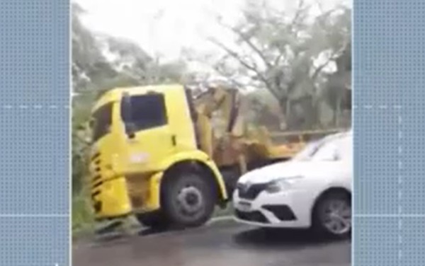 Batida entre carro e caminhão deixa mortos e feridos próximo a Itajuípe
