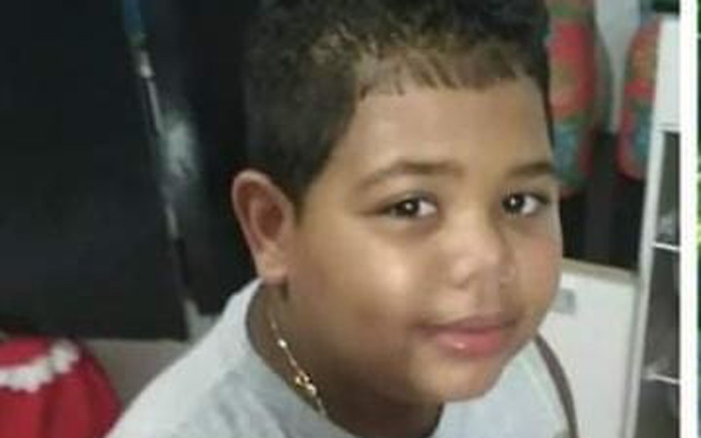 ‘Meu menino tinha um futuro lindo’, diz pai de criança morta durante assalto em Feira de Santana