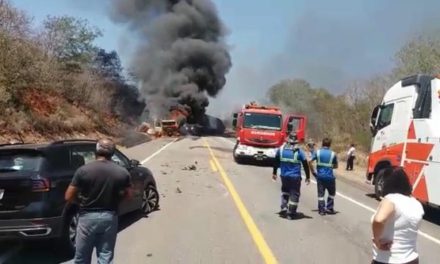 Motorista morre em acidente envolvendo três carretas; veículos pegaram fogo
