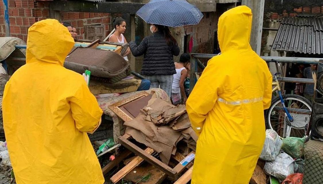 Itabuna: famílias desalojadas por causa das chuvas são levadas para abrigos temporários