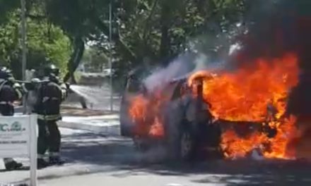 Itabuna: carro pega fogo na avenida Aziz Maron; ocupantes escapam ilesos