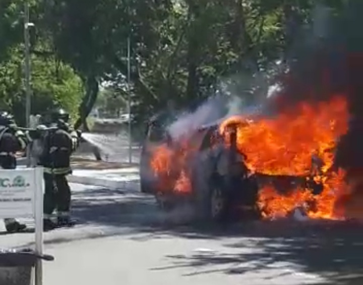 Itabuna: carro pega fogo na avenida Aziz Maron; ocupantes escapam ilesos