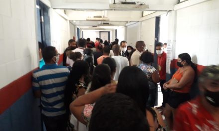 Itabuna: sem conseguir votar, idosa relata contratempos e desorganização em seção no Caic