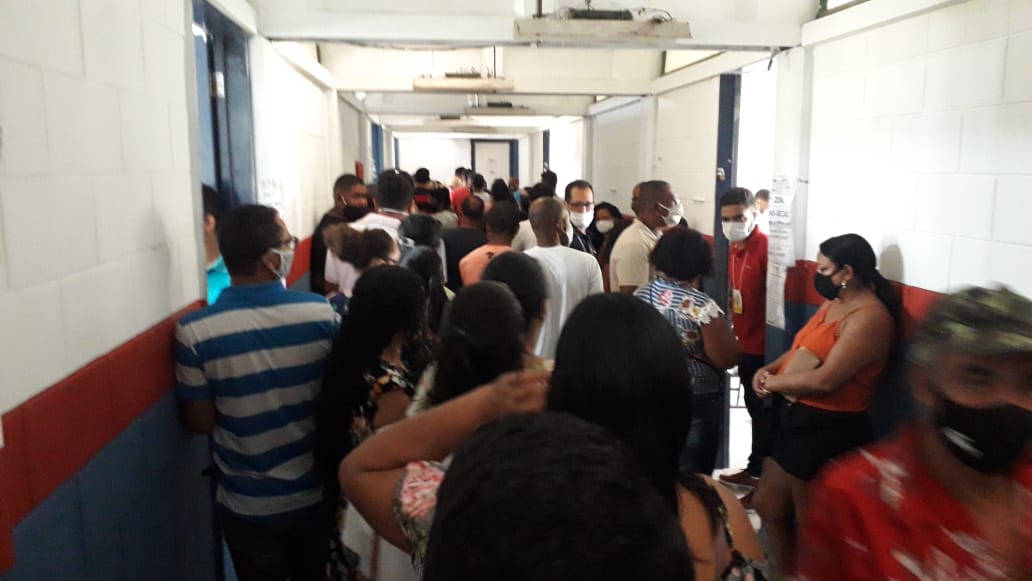 Itabuna: sem conseguir votar, idosa relata contratempos e desorganização em seção no Caic