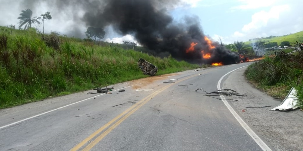 Carreta bate em ônibus e pega fogo na BR-101; rodovia fica interditada