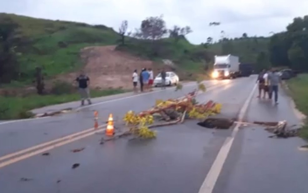 Buraco é aberto na BR-101 durante chuva e trânsito é interditado na altura de Itapebi