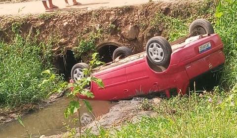 Mulher perde o controle da direção e carro dentro do canal em Itabuna