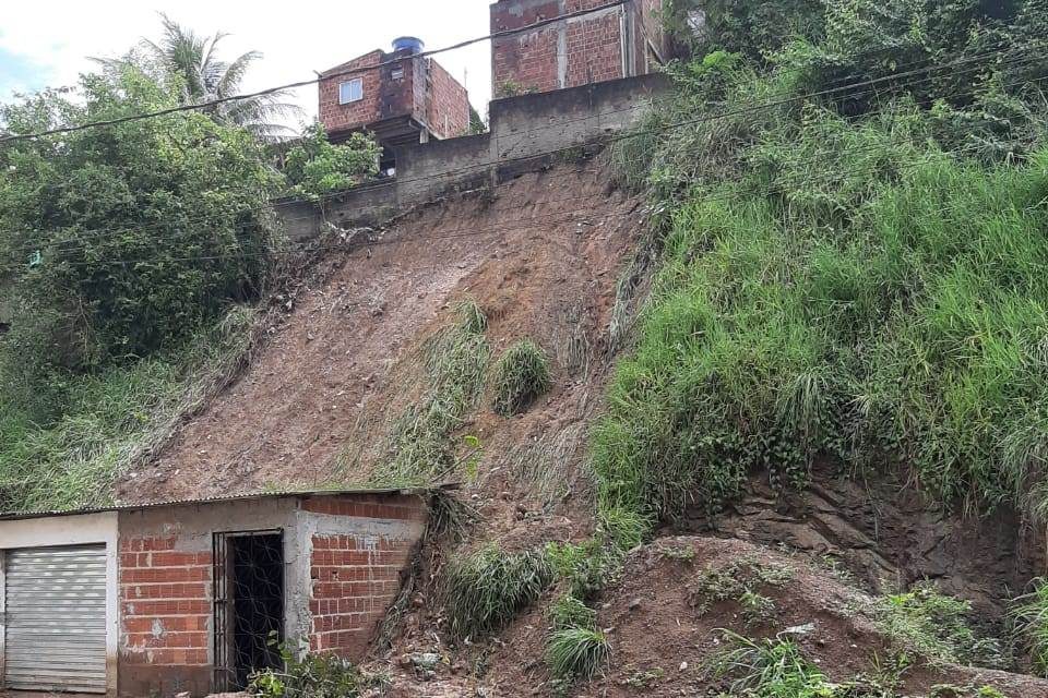 Chuvas: deslizamento de terra assusta moradores do Condomínio Vida Nova