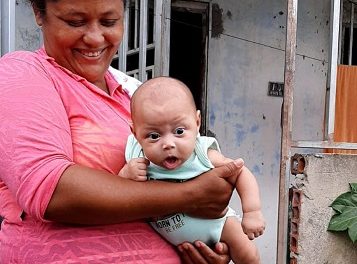 Bebê engasgada é salva por policiais em Itabuna