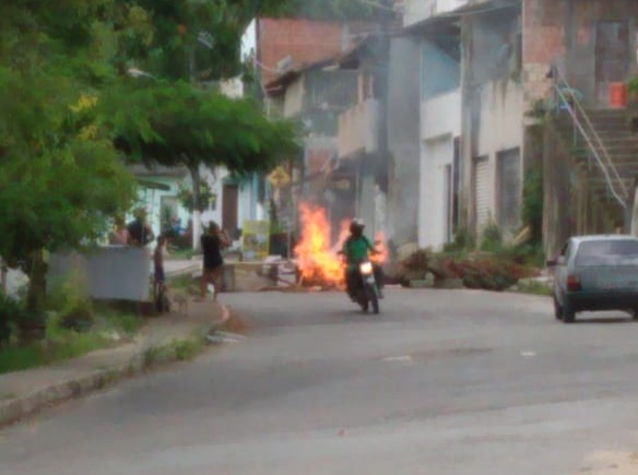 Moradores do Zizo fazem protesto contra falta d’água e interditam avenida Roberto Santos