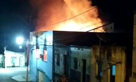 Prédio da prefeitura de São José da Vitória pega fogo; suspeita é de incêndio criminoso
