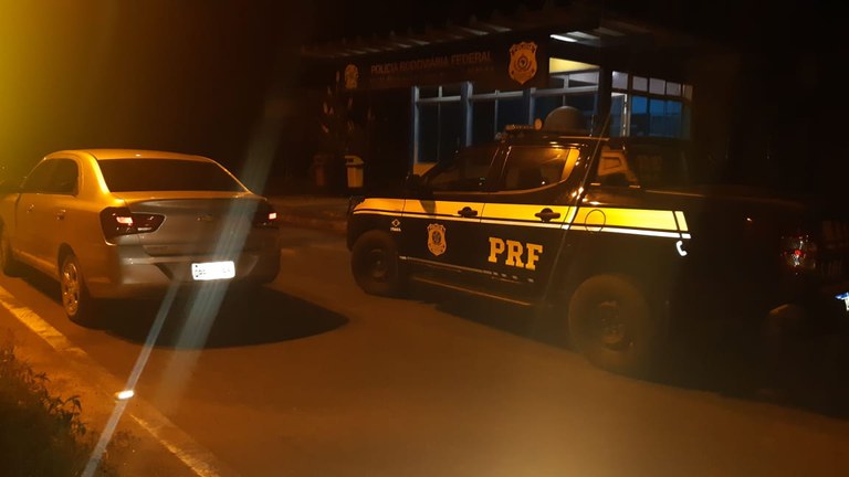 PRF prende homem com carro roubado e drogas na BR-101