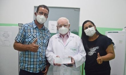 Médico mais antigo de Canavieiras é o primeiro a tomar a vacina contra o coronavírus