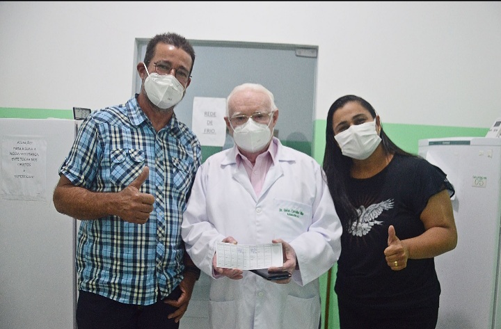 Médico mais antigo de Canavieiras é o primeiro a tomar a vacina contra o coronavírus