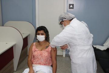 Profissionais de saúde do Hospital Costa do Cacau recebem a primeira dose da CoronaVac