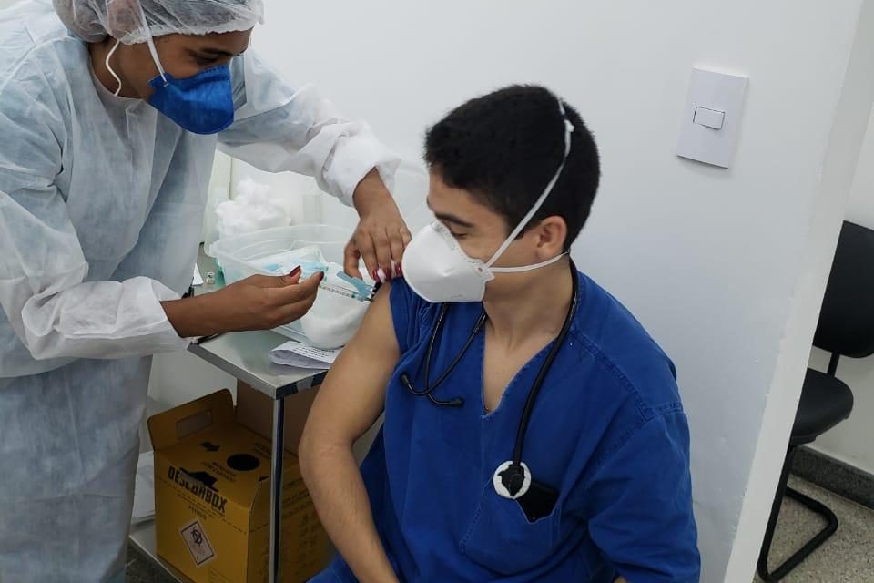 Hospital Regional Costa do Cacau vacina profissionais de saúde de linha de frente de combate à Covid 19
