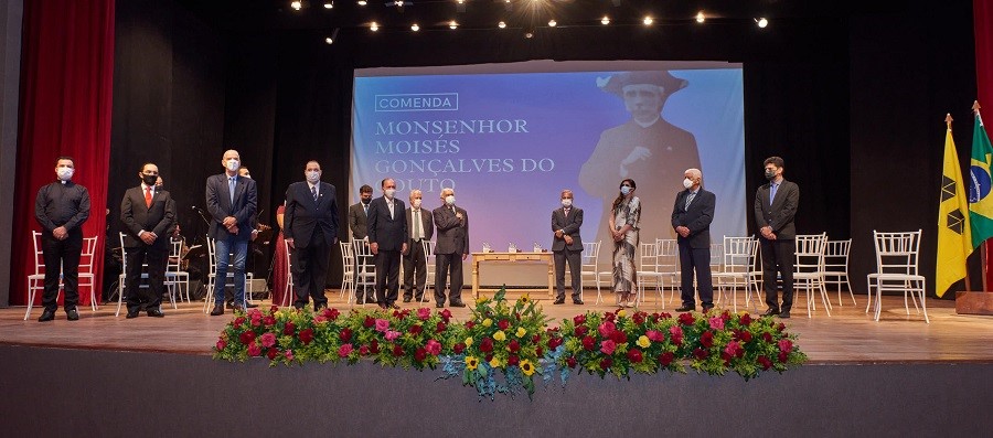 Santa Casa de Itabuna encerra festa de 104 anos em noite de homenagens