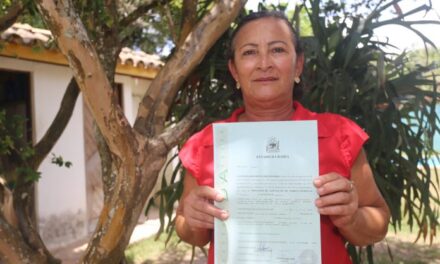 Títulos de Terra registrados em cartórios são entregues para agricultores familiares de Santa Luzia