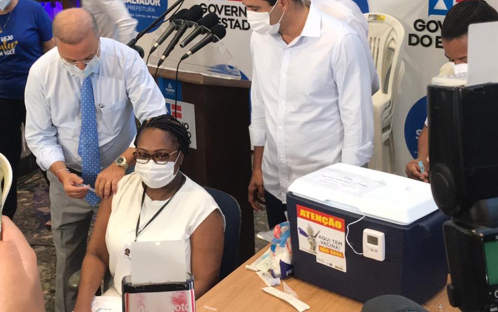 Enfermeira, primeira pessoa a ser vacinada na Bahia, pega Covid-19 antes de tomar a 2ª dose