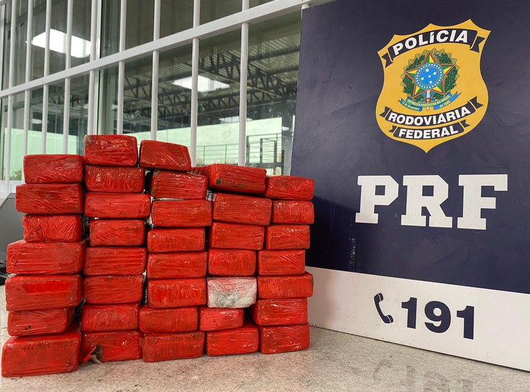 Passageira de ônibus é presa pela PRF na Bahia transportando quase 21kg de maconha para Recife
