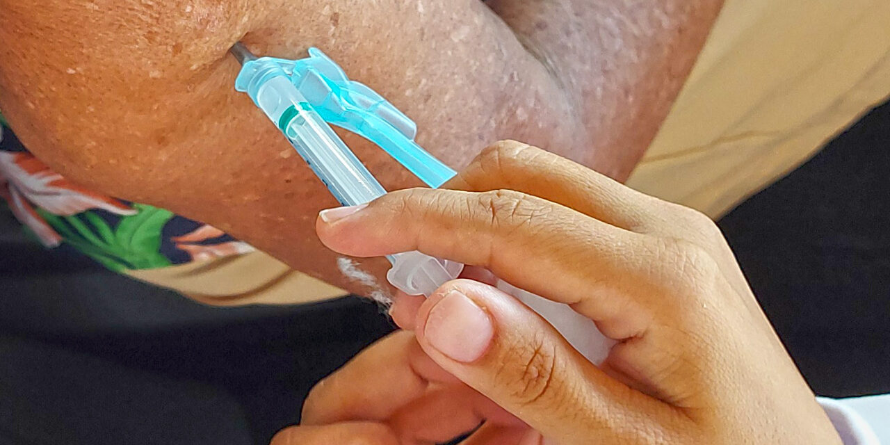 Vacinação por drive-thru imuniza idosos de 85 a 89 anos nesta quinta-feira em Itabuna
