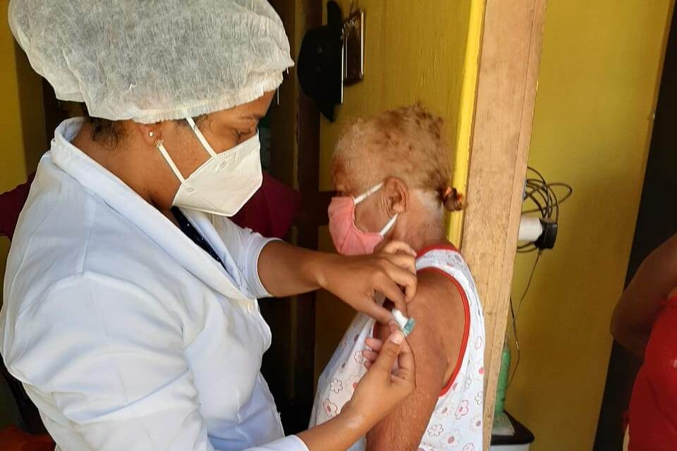 Itacaré continua com vacinação contra a Covid-19 na sede e em Taboquinhas
