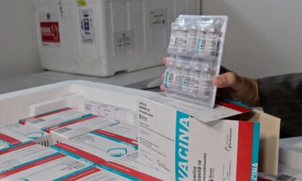 Bahia recebe mais 396 mil doses de vacinas, entre Sinovac e Astrazeneca
