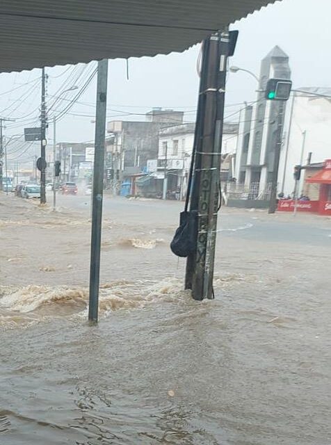 Defesa civil alerta para alto volume de chuvas até quinta-feira em Ilhéus; estragos já são registrados
