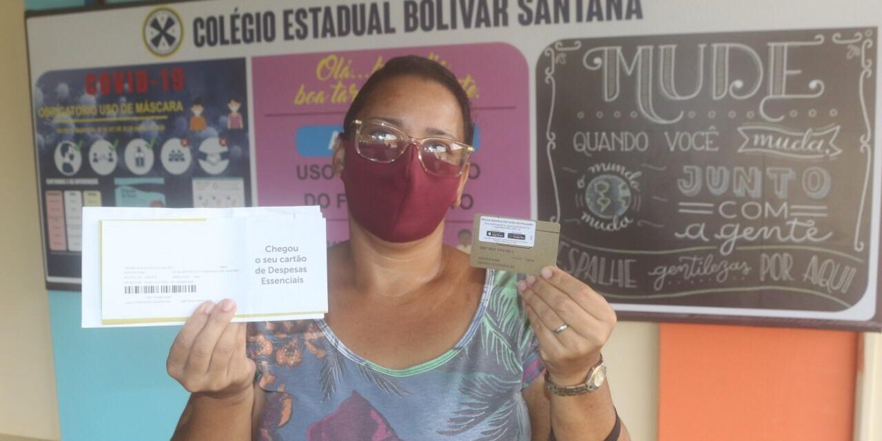 Estado entrega cartões do programa Bolsa Presença para as famílias dos estudantes em condição de vulnerabilidade socioeconômica