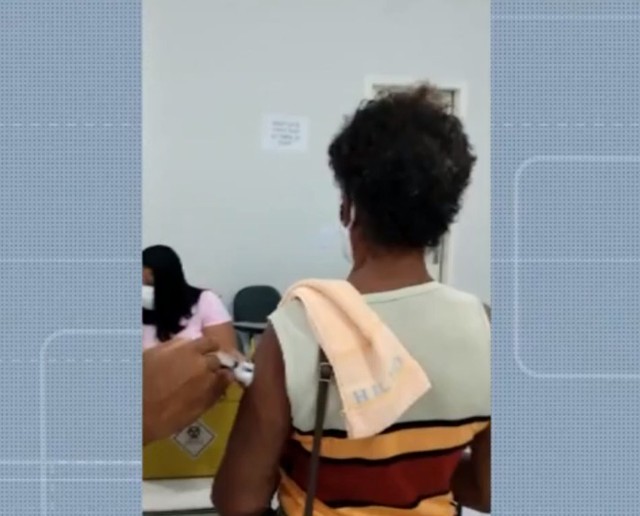 Porto Seguro: técnico de enfermagem é flagrado inserindo seringa sem aplicar vacina da Covid em idosa