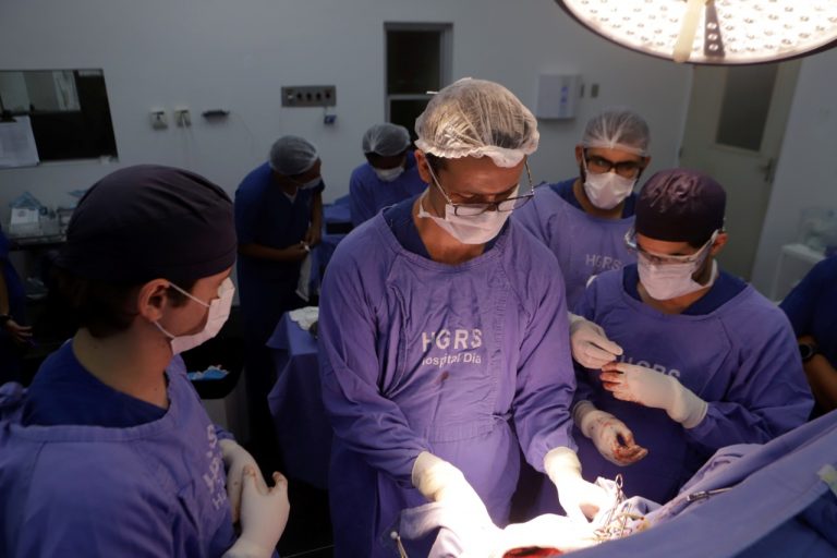 Primeira paciente da Bahia a se submeter a neurocirurgia para AVC já consegue mexer a perna