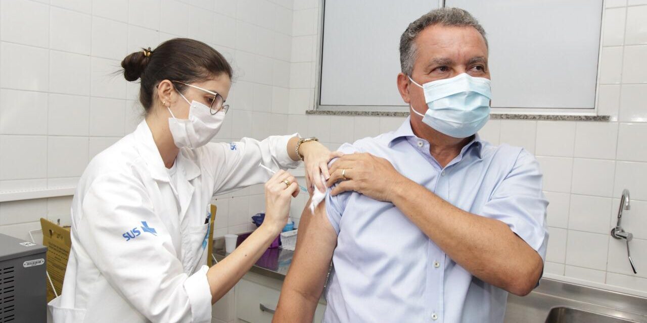 Governador Rui Costa é vacinado contra a Covid-19