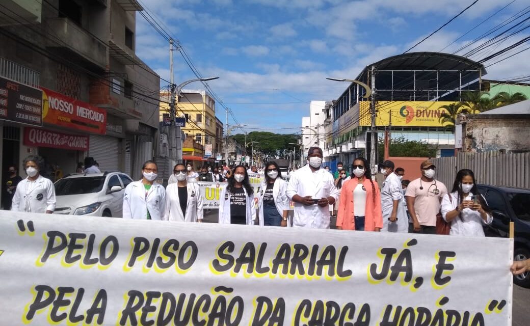 Marcha dos Enfermeiros em Itabuna: profissionais fazem passeata e reivindicam piso salarial 