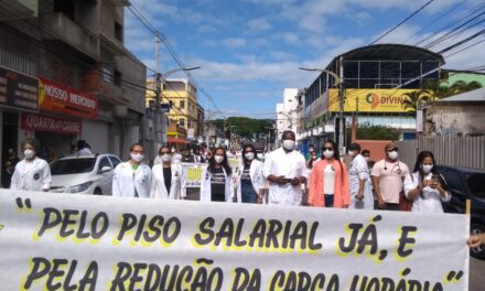 Marcha dos Enfermeiros em Itabuna: profissionais fazem passeata e reivindicam piso salarial 