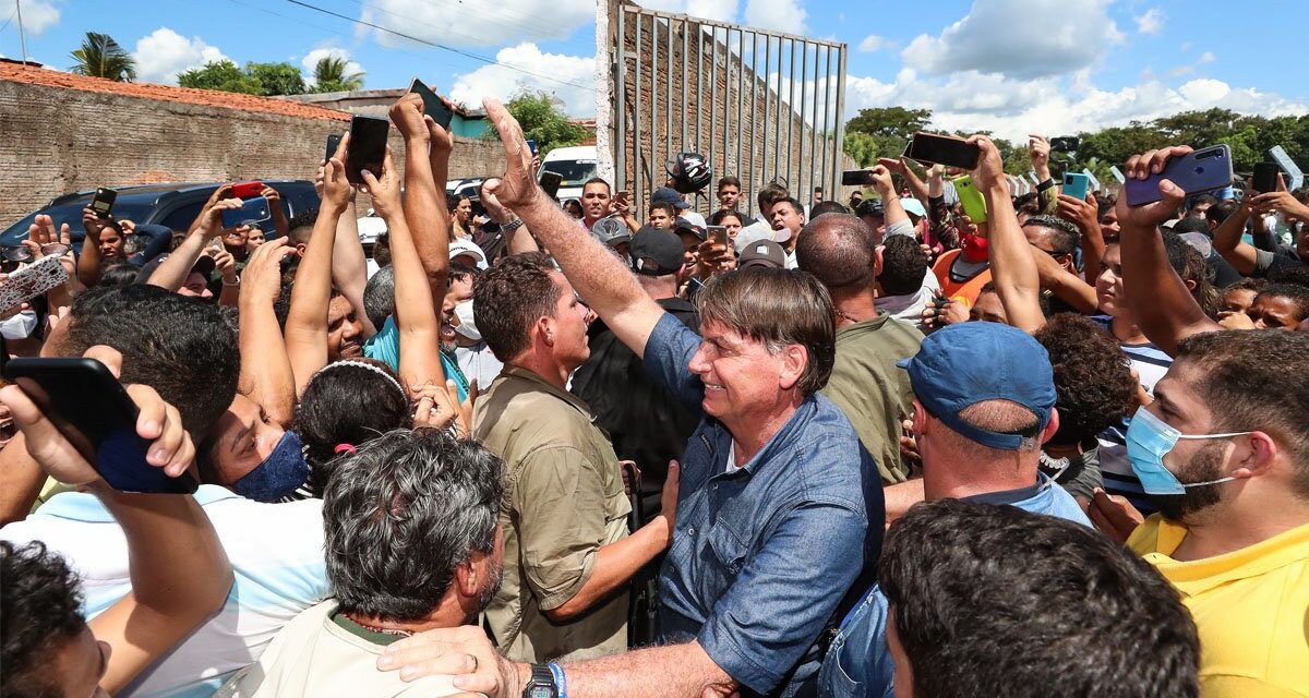 Governo do Maranhão autua Bolsonaro por promover aglomeração e não usar máscara em público