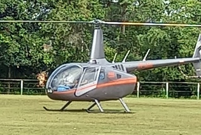 Helicóptero com deputados faz pouso de emergência em campo de futebol de Itacaré