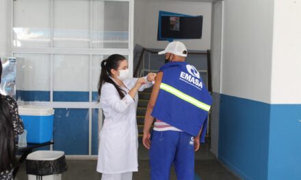 Funcionários da Emasa são imunizados contra a Covid-19