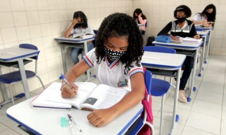 Professores e estudantes do Ensino Médio retornam para as salas de aula em toda a Bahia