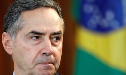 Auxiliares de Fux assinam nota contra ‘ataques irresponsáveis’ de Bolsonaro a Barroso