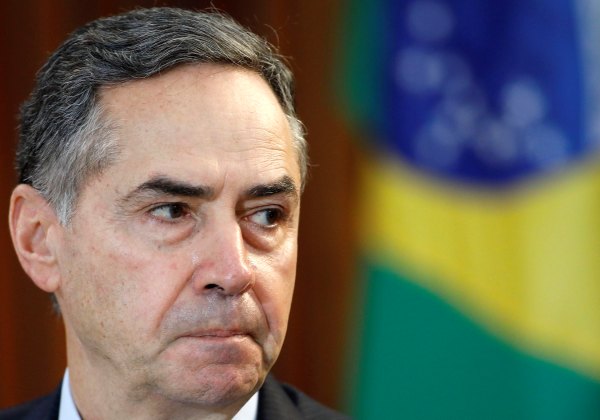 Auxiliares de Fux assinam nota contra ‘ataques irresponsáveis’ de Bolsonaro a Barroso
