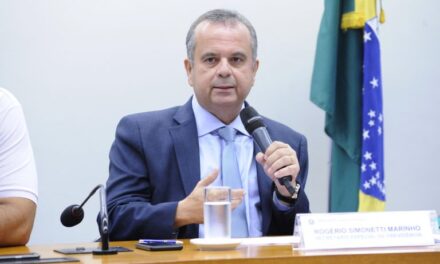 Comissão quer que ministro explique reunião supostamente intermediada por filho de Bolsonaro