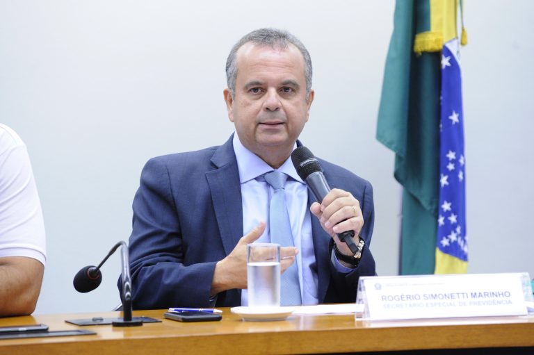 Comissão quer que ministro explique reunião supostamente intermediada por filho de Bolsonaro