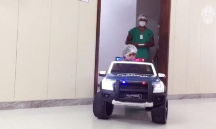 Hospital utiliza carro elétrico de brinquedo para transportar pacientes pediátricos ao centro cirúrgico