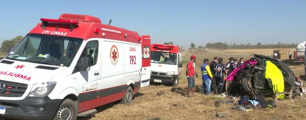 Acidente entre carro, ambulância e carreta deixa cinco pessoas mortas no oeste da Bahia