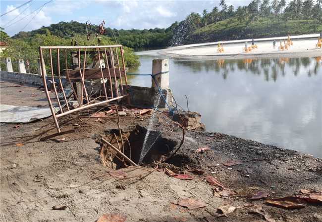 Ponte do Cururupe é interditada após apresentar riscos de desabamento; prefeitura cobra da Embasa urgência no reparo