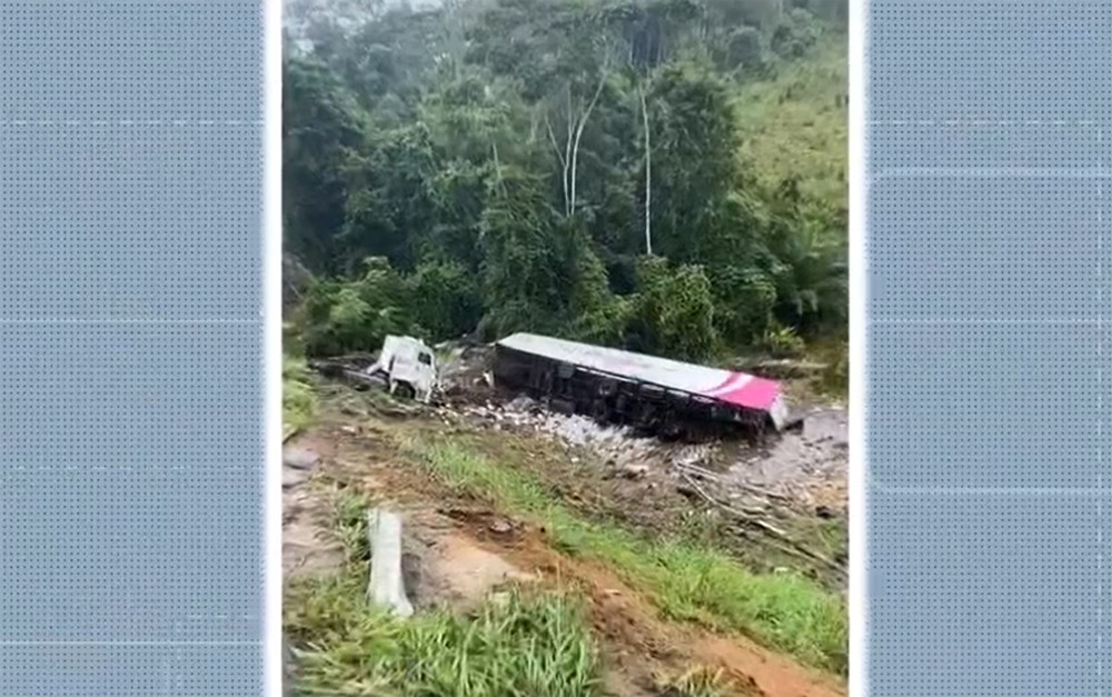 Caminhão com eletrônicos tomba após cair de ribanceira em Ubaitaba; policiais atiraram para cima para evitar saque da carga