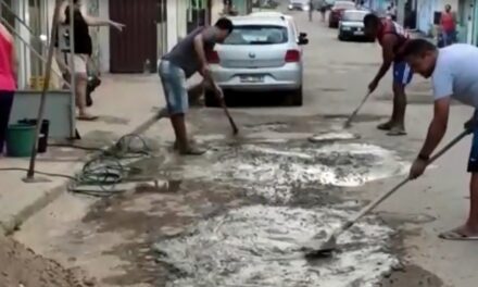 Itabuna: moradores fazem ‘vaquinha’ para tapar buracos em rua do bairro Santo Antônio