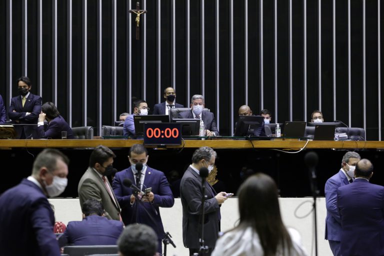Câmara aprova reforma eleitoral em 2º turno e autoriza volta das coligações